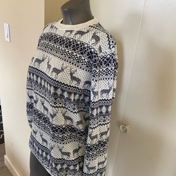 Thread bare Christma size large blue/ white 💯 acrylic crew deer design sweater. - Picture 3 of 8